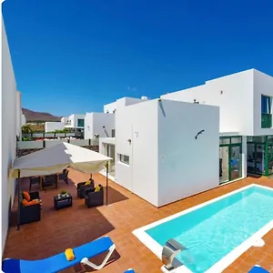 Spacious Private & Private Heated Pool - Sunshine Villa Costa Teguise